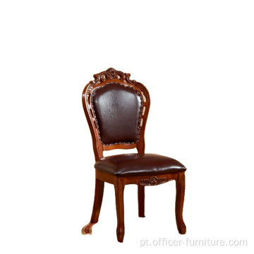 Cadeira de jantar tradicional esculpida no assento de couro